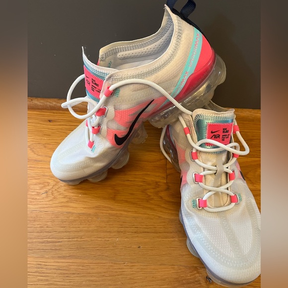 Nike Women’s Air Vapormax 2019 - Picture 2 of 4